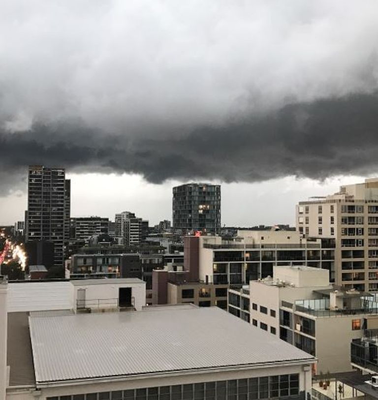 العواصف تشل الحياة في سيدني