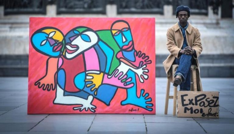 فنان كاميروني يزيّن شوارع باريس بلوحاته