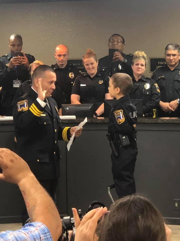 الشرطة الأمريكية تحقق حلم طفلة مصابة بالسرطان