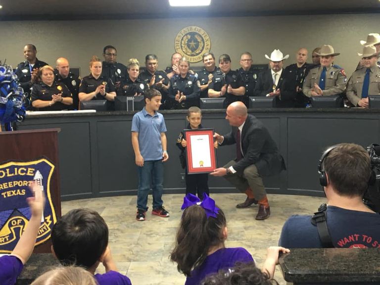 الشرطة الأمريكية تحقق حلم طفلة مصابة بالسرطان