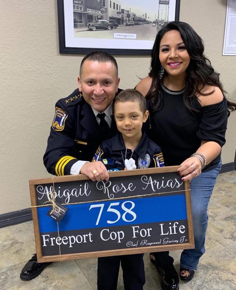 الشرطة الأمريكية تحقق حلم طفلة مصابة بالسرطان