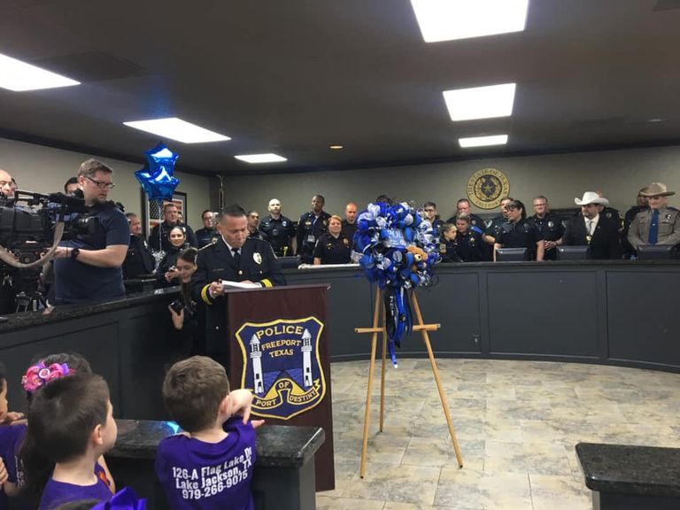 الشرطة الأمريكية تحقق حلم طفلة مصابة بالسرطان