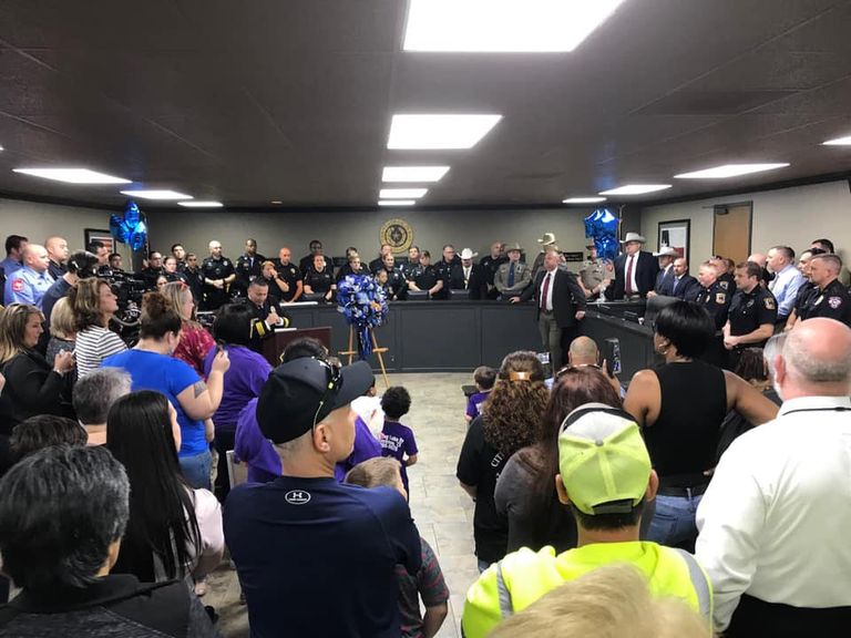 الشرطة الأمريكية تحقق حلم طفلة مصابة بالسرطان