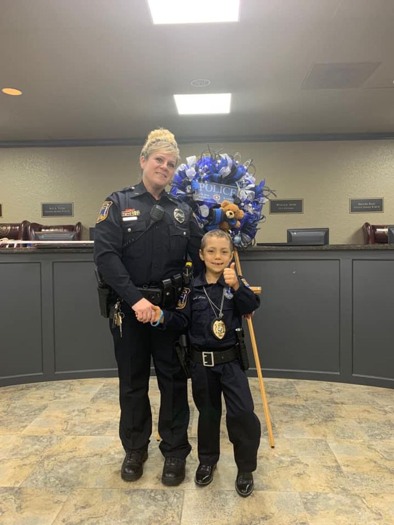 الشرطة الأمريكية تحقق حلم طفلة مصابة بالسرطان