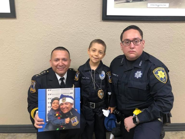 الشرطة الأمريكية تحقق حلم طفلة مصابة بالسرطان