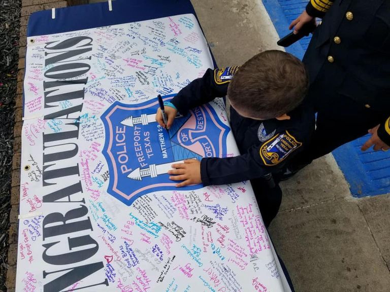 الشرطة الأمريكية تحقق حلم طفلة مصابة بالسرطان