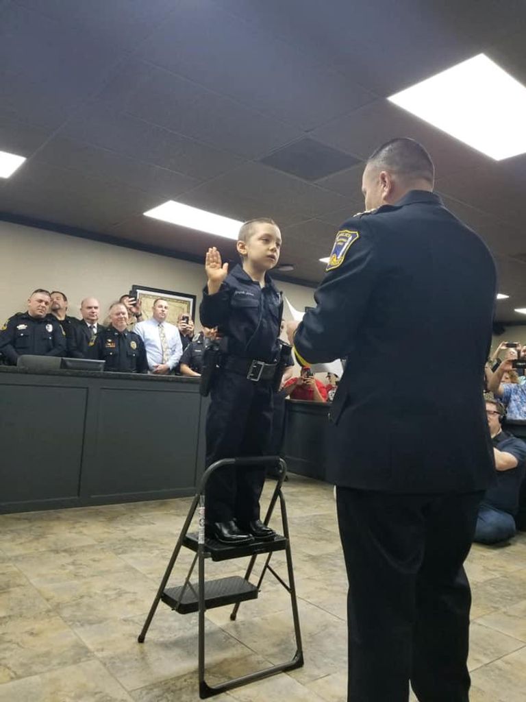 الشرطة الأمريكية تحقق حلم طفلة مصابة بالسرطان