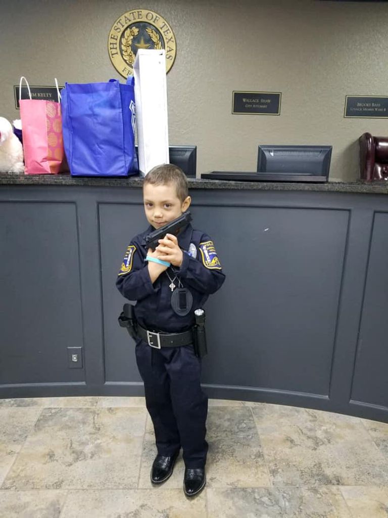 الشرطة الأمريكية تحقق حلم طفلة مصابة بالسرطان