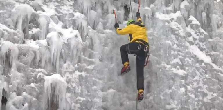 جدار جليدي يبهر عشاق التسلق في التشيك