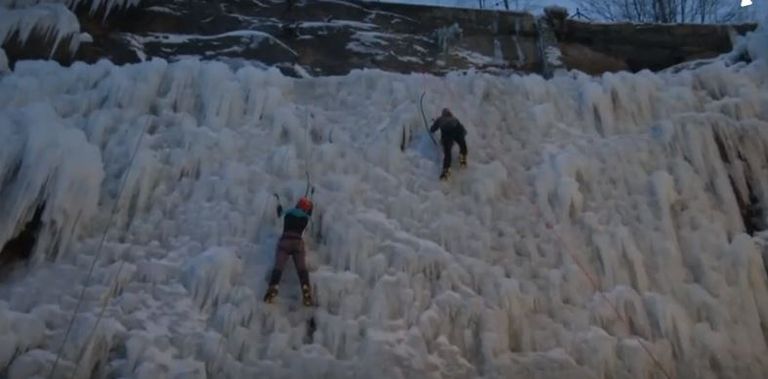 جدار جليدي يبهر عشاق التسلق في التشيك