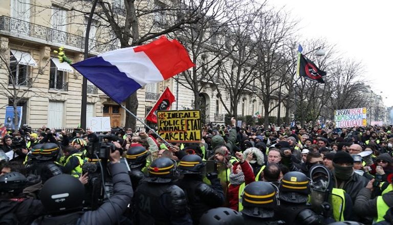 أصحاب السترات الصفراء يواصلون التظاهر في باريس