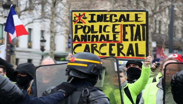 أصحاب السترات الصفراء يواصلون التظاهر في باريس