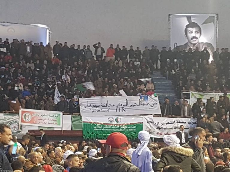 تجمع حاشد للحزب الحاكم في الجزائر دعماً لترشح بوتفليقة تجمع حاشد للحزب الحاكم في الجزائر دعماً لترشح بوتفليقة