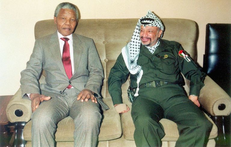 الرئيس الفلسطيني الراحل ياسر عرفات والرئيس الحالي محمود عباس  - أرشيفية