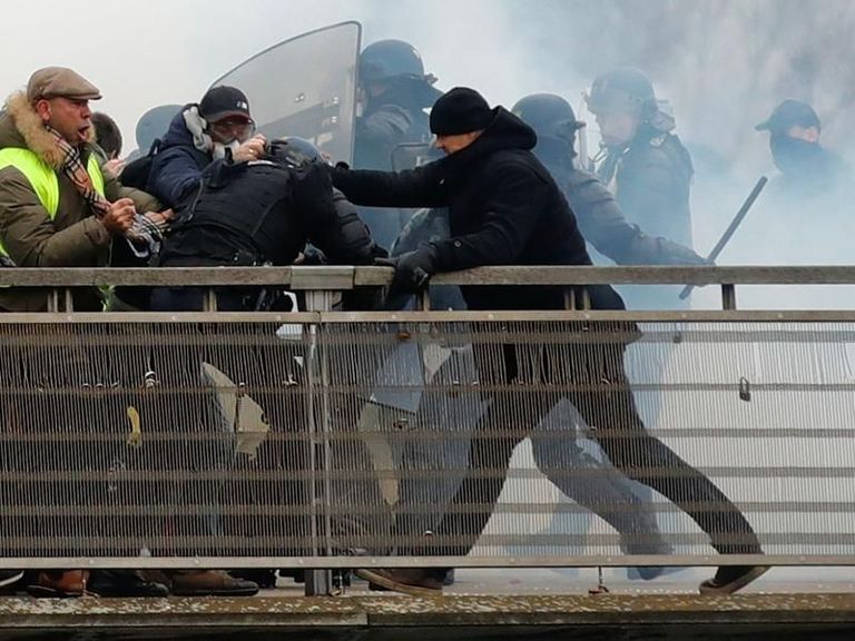 اشتباكات بين الشرطة الفرنسية ومتظاهري السترات الصفراء - أرشيفية