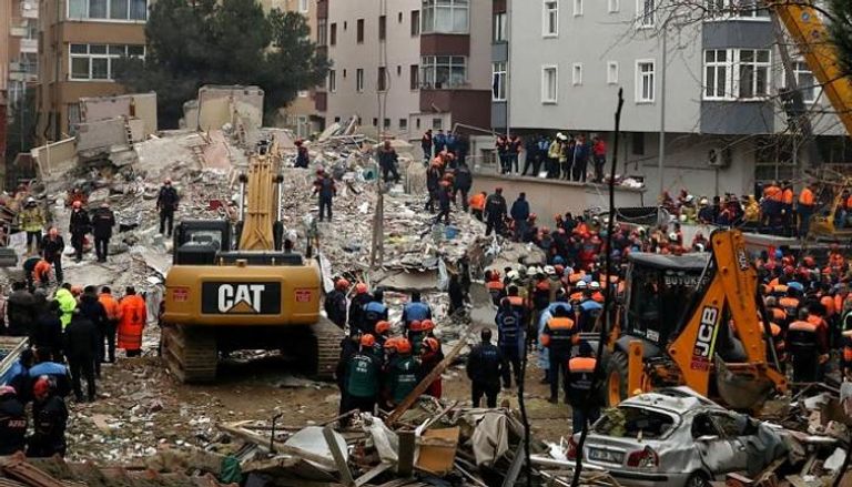 ارتفاع حصيلة انهيار مبنى في إسطنبول إلى 21 قتيلا