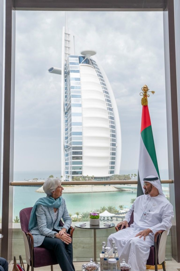 محمد بن زايد يستقبل عددا من المشاركين في القمة العالمية للحكومات بدبي