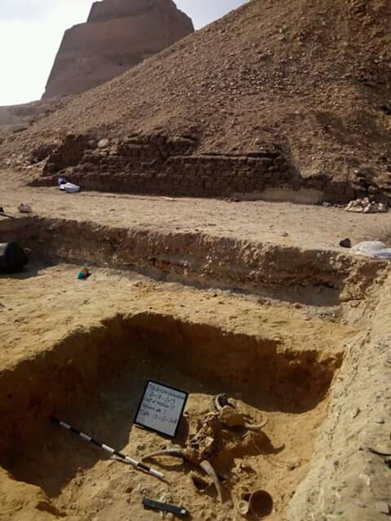 استئناف أعمال الحفائر بمنطقة هرم ميدوم في مصر