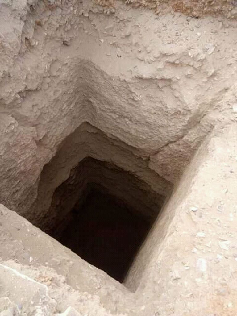 استئناف أعمال الحفائر بمنطقة هرم ميدوم في مصر