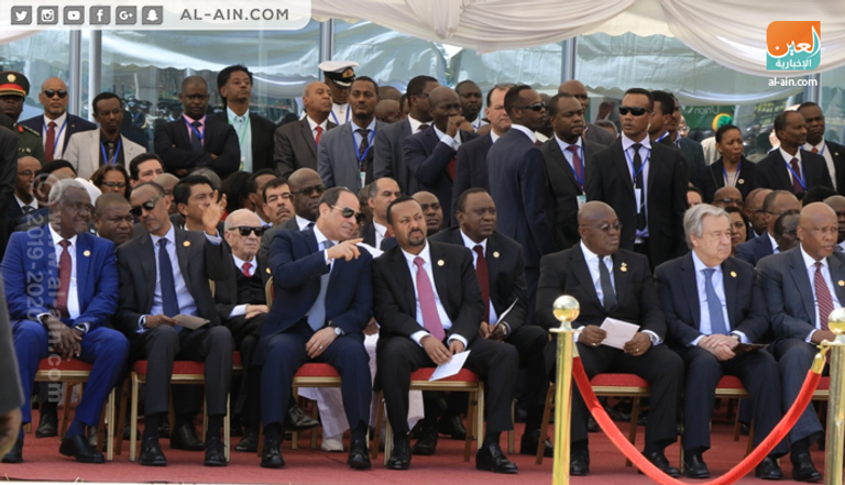 لوحة تذكارية أهداها رئيس وزراء أثيوبيا إلى الرئيس المصري