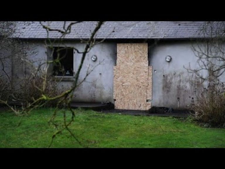 منزل رئيس البرلمان الفرنسي المحترق وزير الداخلية الفرنسي يتفقد قوات الأمن- أرشيفية