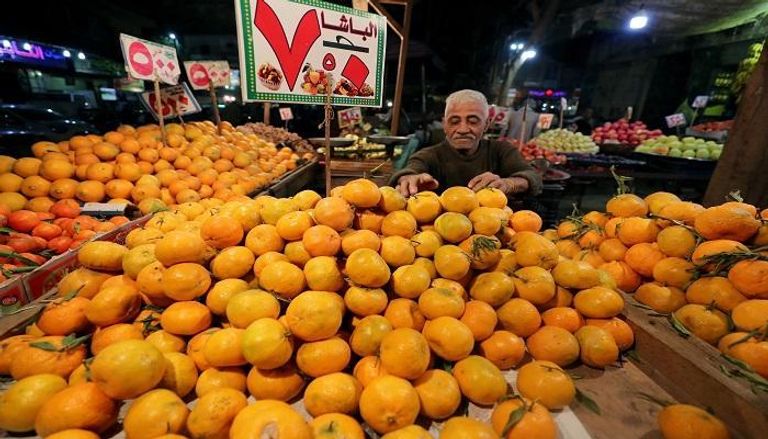 بائع فاكهة بإحدى أسواق القاهرة - رويترز
