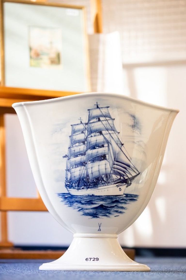 كرسي مصنوع من الخيزران مع صليب معقوف معروض في المزاد