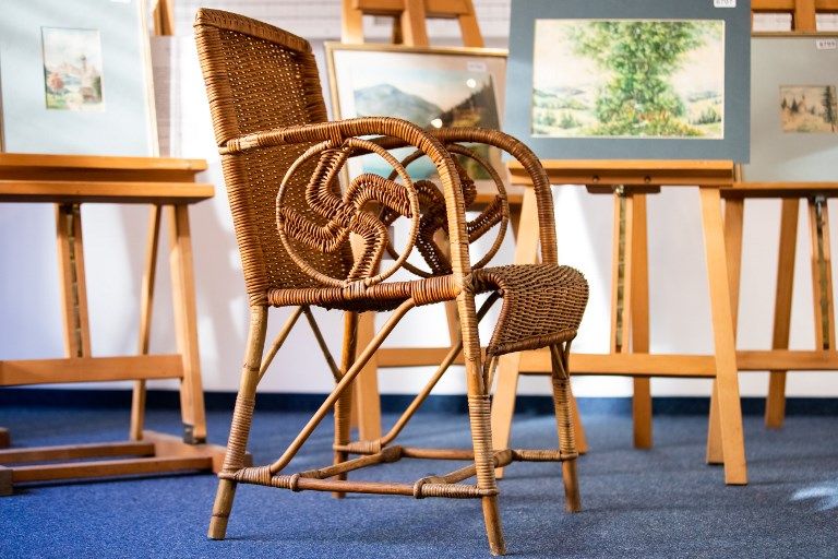 كرسي مصنوع من الخيزران مع صليب معقوف معروض في المزاد