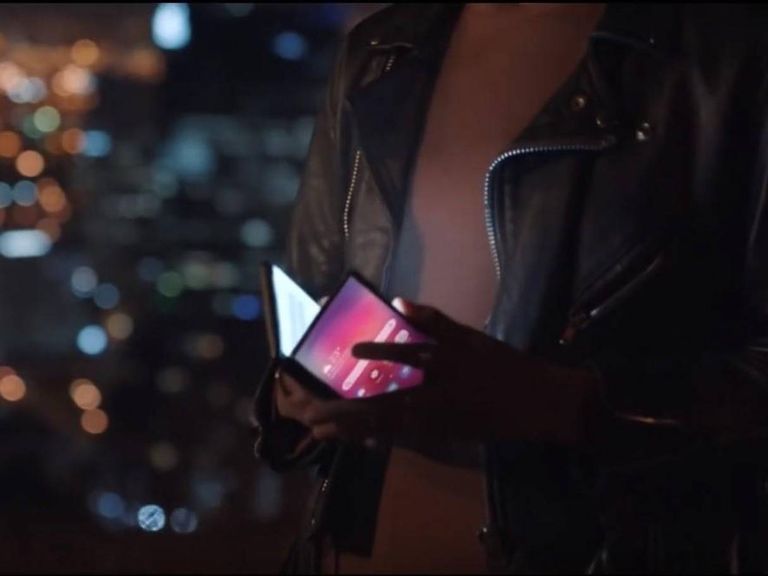 سامسونج تطرح هاتفها الأول القابل للطي خلال 3 أسابيع