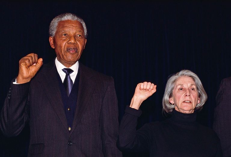 نادين جورديمر مع الزعيم الراحل نيلسون مانديلا