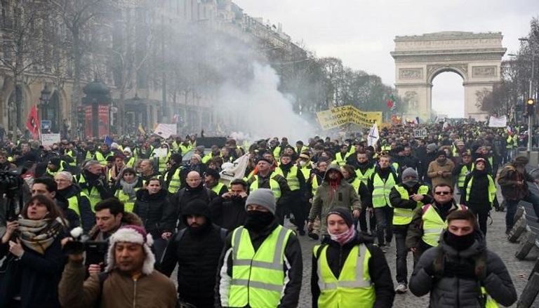 أصحاب السترات الصفراء يواصلون التظاهر في باريس