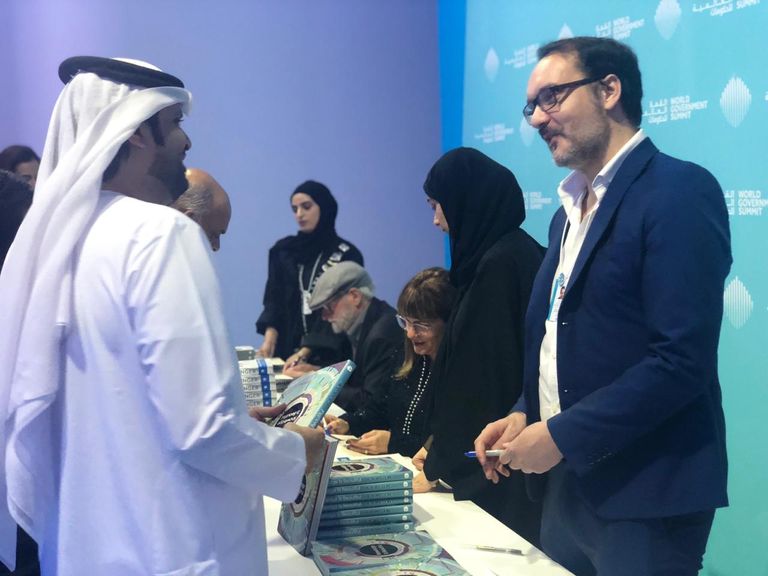 ديفيد مكاندليس الصحفي وخبير البيانات البريطاني خلال حفل التوقيع