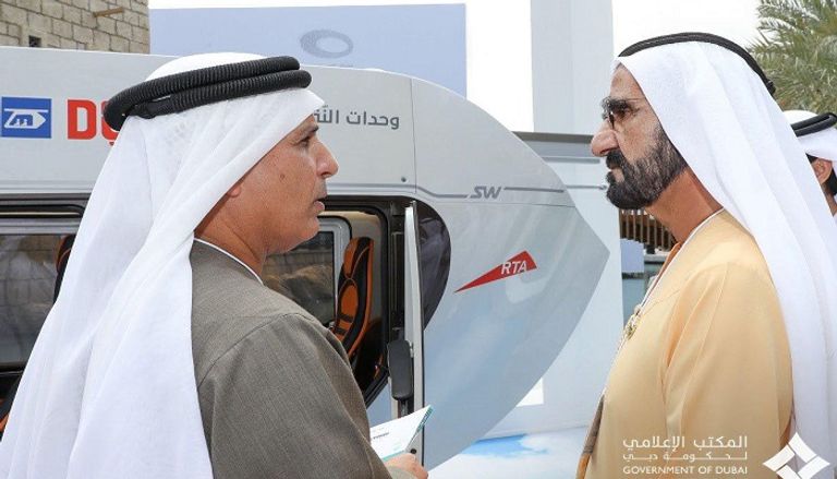الشيخ محمد بن راشد آل مكتوم يطلع على نموذجي وحدات النقل المعلقة