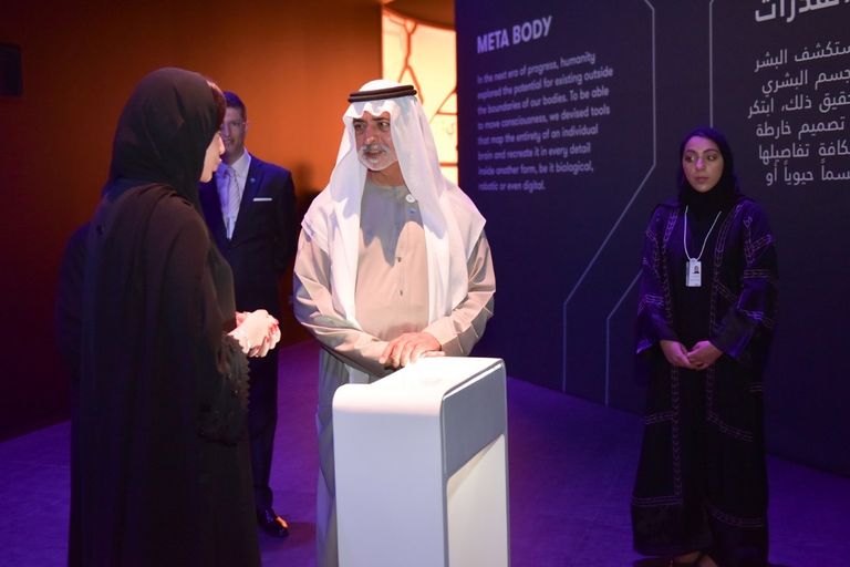 الشيخ نهيان بن مبارك يطلع على تجارب تستشرف مستقبل الإنسان والحكومات