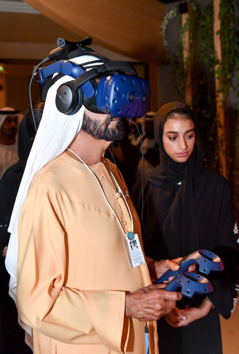 الشيخ محمد بن راشد آل مكتوم أثناء اطلاعه على التجربة