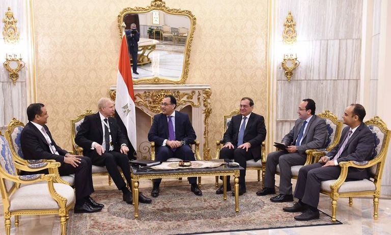 رئيس وزراء مصر خلال لقائه الرئيس التنفيذي لشركة بي.بي البريطانية