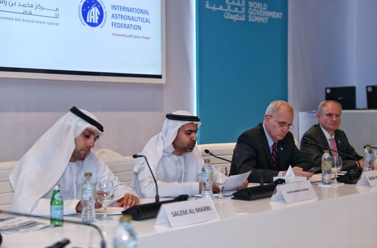 توقيع عقد استضافة الإمارات للمؤتمر الدولي للملاحة الفضائية 2020