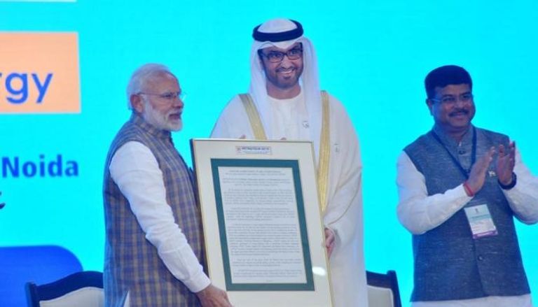 رئيس وزراء الهند يسلم الدكتور  سلطان الجابر الجائزة 