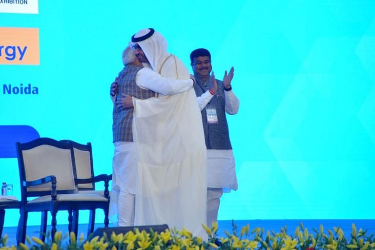 رئيس وزراء الهند يسلم الدكتور  سلطان الجابر الجائزة