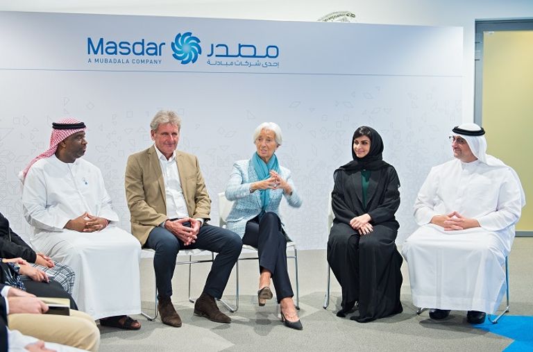 المدير العام لصندوق النقد تشاهد مجسما لمدينة مصدر في أبوظبي