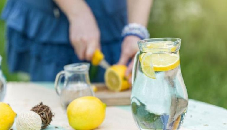 الماء والليمون.. مزيج سحري متعدد الفوائد