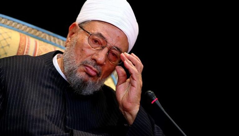 يوسف القرضاوي - صورة أرشيفية تميم بن حمد مقبلا رأس القرضاوي - أرشيفية