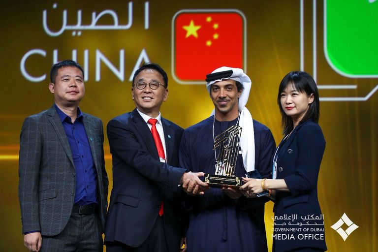 الشيخ محمد بن راشد آل مكتوم يكرم جامعة tuck at dartmouth الأمريكية