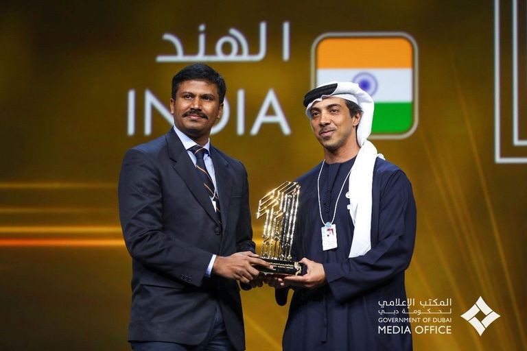 الشيخ محمد بن راشد آل مكتوم يكرم جامعة tuck at dartmouth الأمريكية