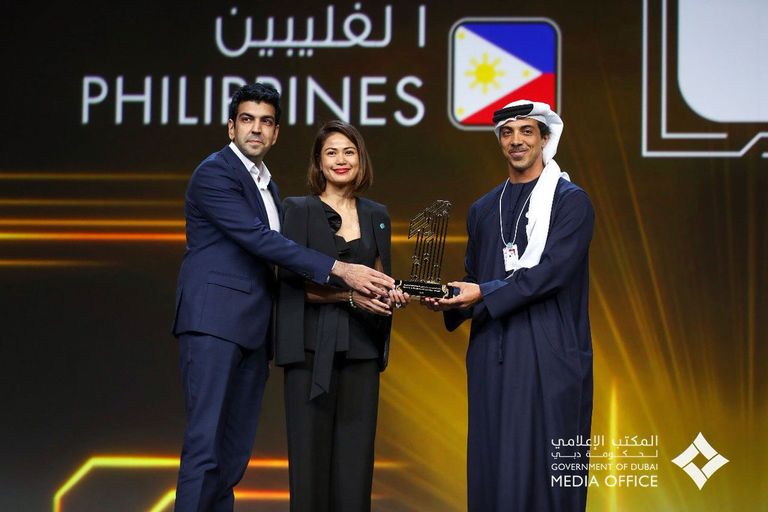 الشيخ محمد بن راشد آل مكتوم يكرم جامعة tuck at dartmouth الأمريكية