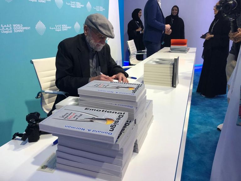 العالم الأمريكي دون نورمان يوقع كتابه خلال قمة الحكومات