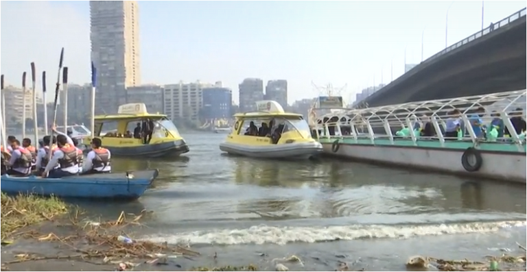 أفراد الحملة في أثناء العمل 