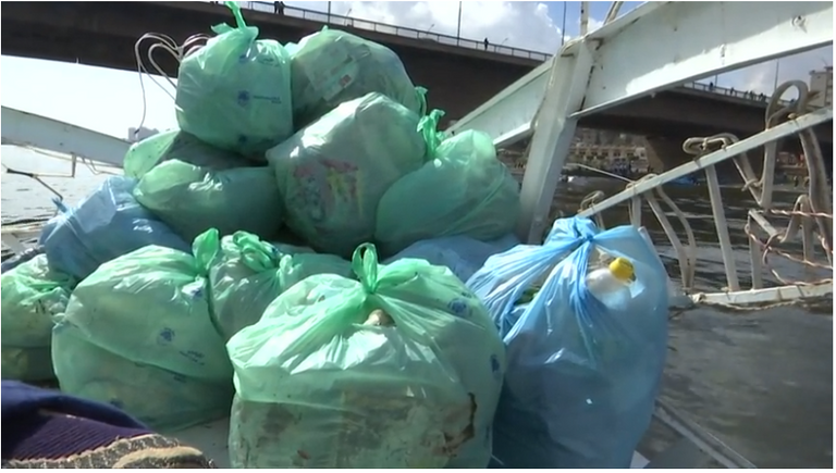 أفراد الحملة في أثناء العمل 