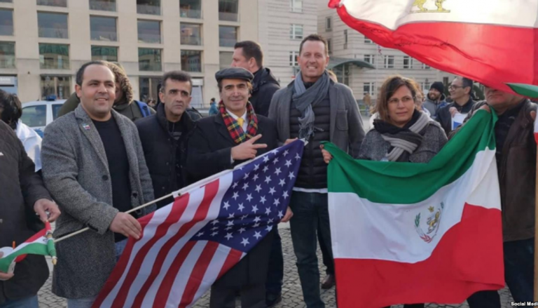 السفير الأمريكي بمسيرة مناهضة لنظام طهران