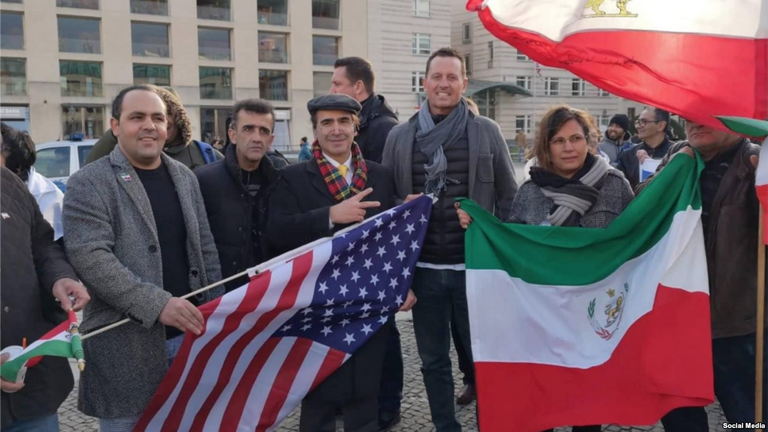 السفير الأمريكي بمسيرة مناهضة لنظام طهران